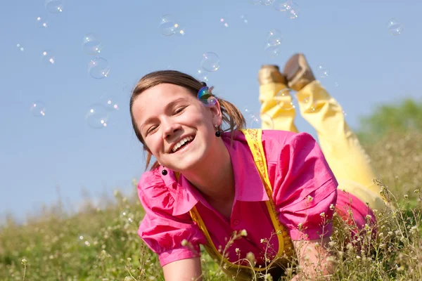 꽤 웃는 소녀 녹색 풀밭 꽃의 전체에 편안한. 그래서 — 스톡 사진