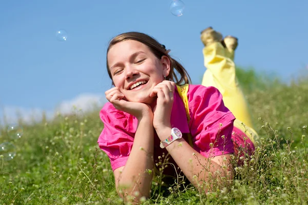 Hübsches Lächelndes Mädchen Entspannt Sich Auf Einer Grünen Wiese Voller — Stockfoto