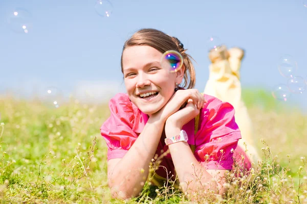 Vrij Lachende Meisje Ontspannen Groene Weide Vol Met Bloemen Soft — Stockfoto