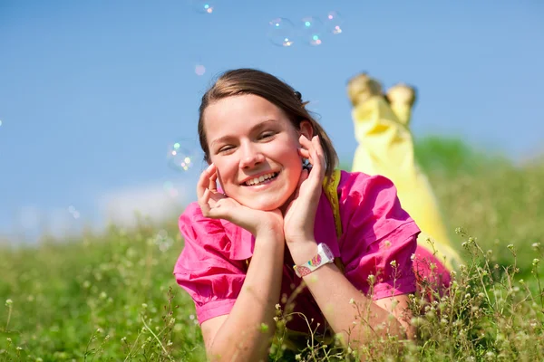 Szép Mosolygó Lány Pihentető Zöld Réten Virágokkal Teli Lágy Fókusz — Stock Fotó