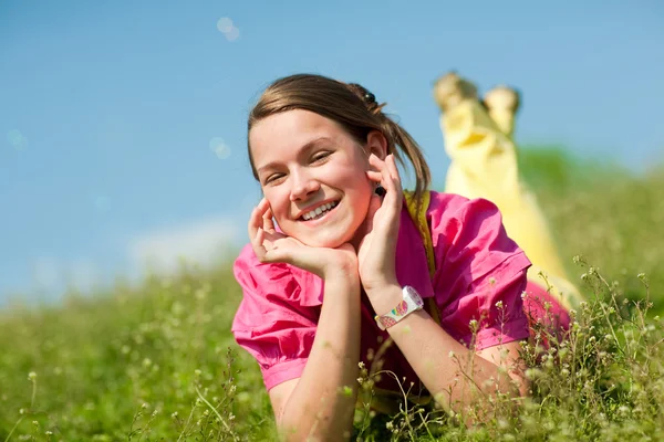 Bardzo Uśmiechnięte Dziewczyny Zielony Łąka Pełna Kwiatów Nieostrość Skupić Się — Zdjęcie stockowe