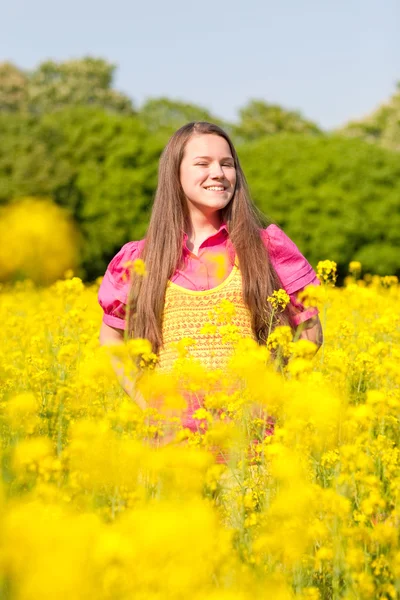 Αρκετά Χαμογελαστό Κορίτσι Χαλαρώνει Στο Πράσινο Λιβάδι Γεμάτο Λουλούδια Μαλακή — Φωτογραφία Αρχείου