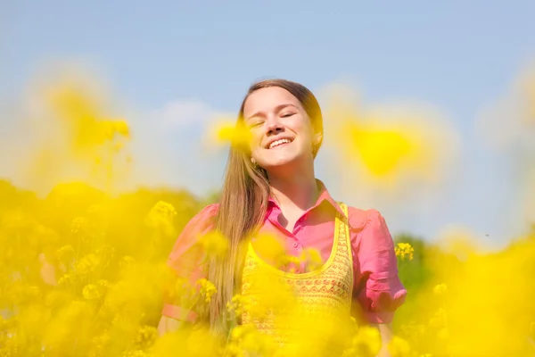 Chica bastante sonriente relajándose en el prado verde lleno de flores. Así que... —  Fotos de Stock