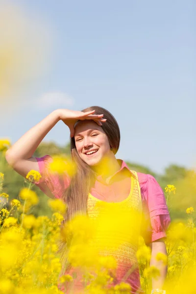 Ganska Leende Flicka Avkopplande Grön Äng Full Blommor Mjukt Fokus — Stockfoto