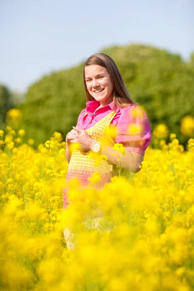 Jolie Fille Souriante Détendre Sur Une Prairie Verte Pleine Fleurs — Photo