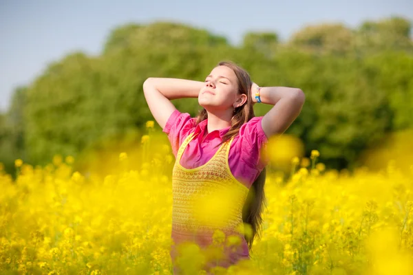 Szép Mosolygó Lány Pihentető Zöld Réten Virágokkal Teli Lágy Fókusz — Stock Fotó