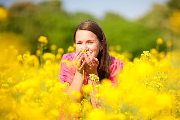 Ganska Leende Flicka Avkopplande Grön Äng Full Blommor Mjukt Fokus — Stockfoto