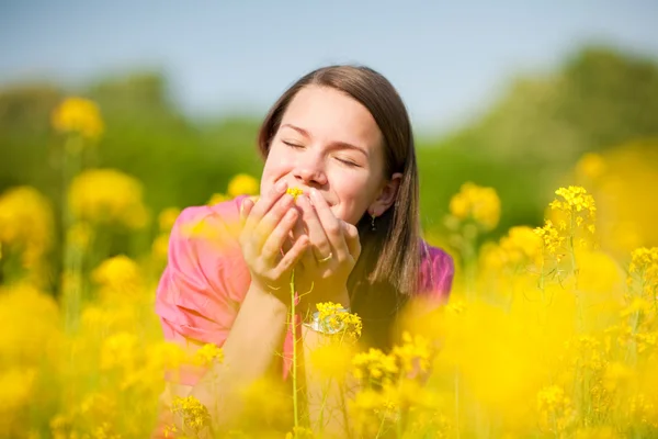 漂亮微笑女孩轻松草甸充满了黄色的花朵 软焦点 把重点放在眼睛上 — 图库照片