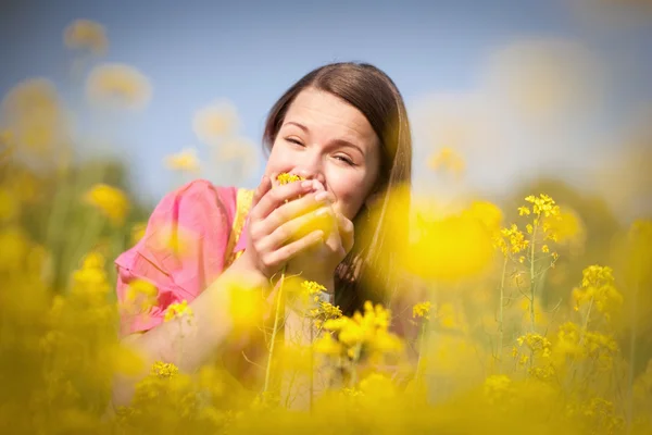 Досить Усміхнена Дівчина Розслабляється Зеленому Лузі Повній Жовтих Квітів Який — стокове фото