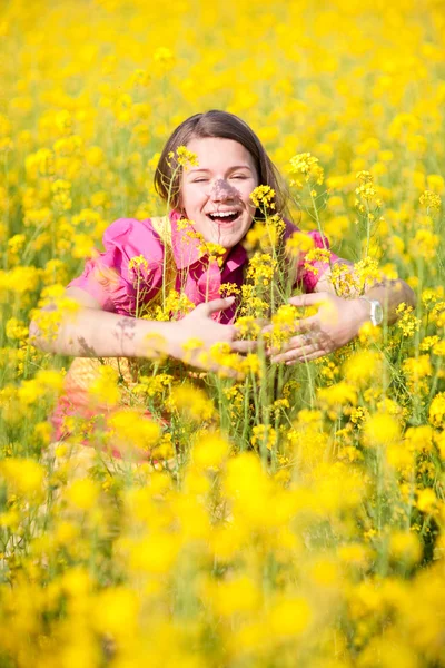 Menina Muito Sorridente Relaxante Prado Verde Cheio Flores Amarelas Foco — Fotografia de Stock