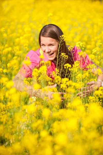 Jolie fille souriante se détendre sur une prairie verte pleine de fleurs. Alors... — Photo