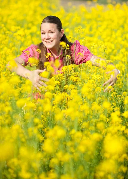 緑の牧草地ではかなり微笑んでいる女の子。ソフト フォーカス。目に焦点を当てる. — ストック写真