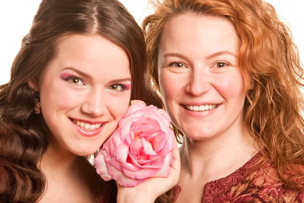 Madre e hija con flor. Concéntrate en ojos —  Fotos de Stock
