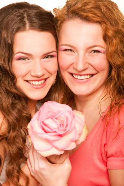 Anne ve kızı ile çiçek. gözlere odaklanın — Stok fotoğraf