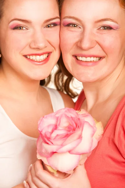 Madre e figlia con fiore. Concentrati sugli occhi — Foto Stock