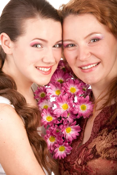 Мать и дочь с цветами. Фокус на глазах — стоковое фото