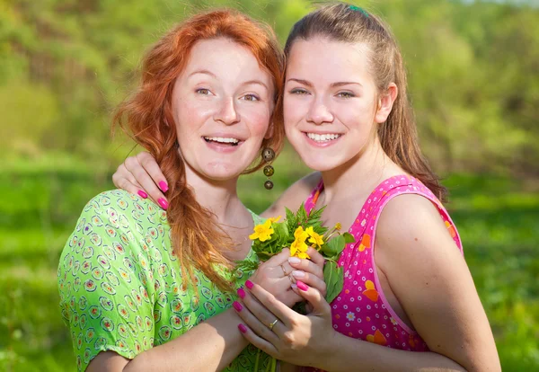 Mamma e figlia avendo divertimento — Foto Stock