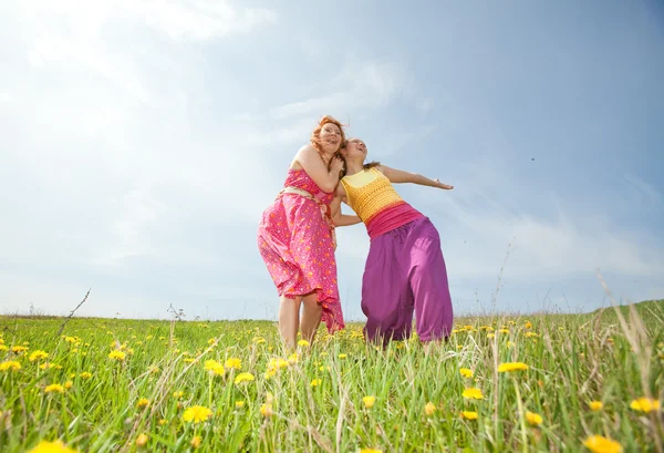 Смешные мать и дочь на зеленой траве — стоковое фото