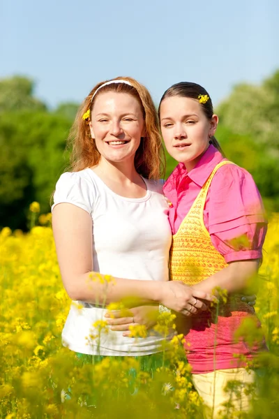 Mother and daughter on green meadow — Stock Photo, Image