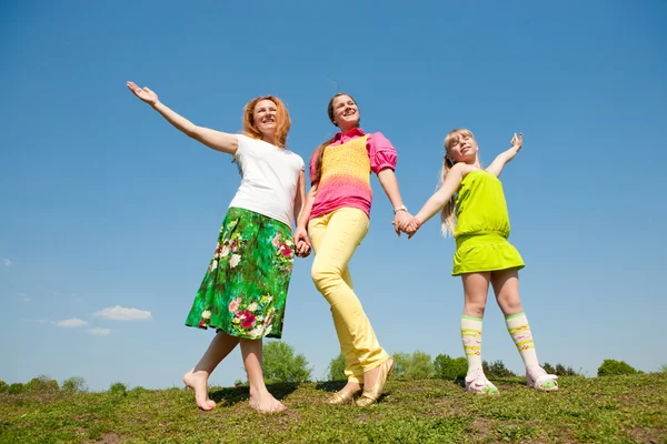 Mutter Und Zwei Tochter Springen Auf Grüne Wiese — Stockfoto