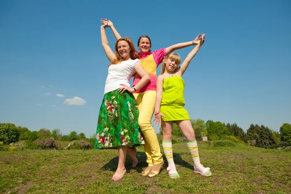 Мать Две Дочери Прыгают Зеленому Лугу — стоковое фото