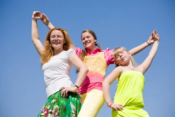 幸福的母亲和两个女儿跳 — 图库照片