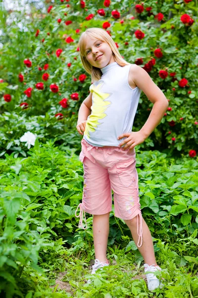 Petite fille dans un jardin — Photo