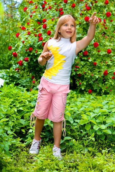 庭の小さな女の子を驚かせた何か — ストック写真