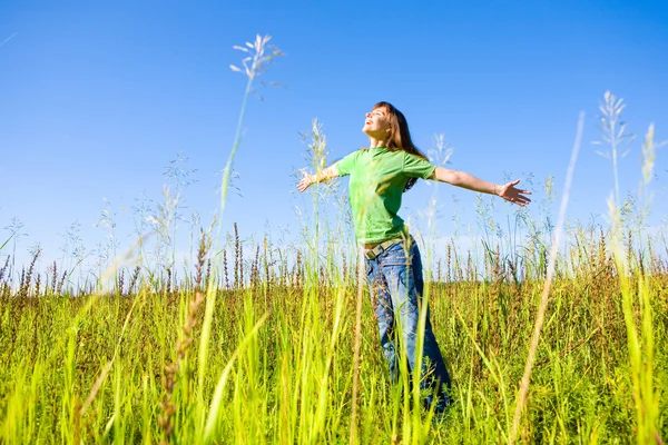 快乐的年轻女人享受夏天 蓝蓝的天空的背景 — 图库照片