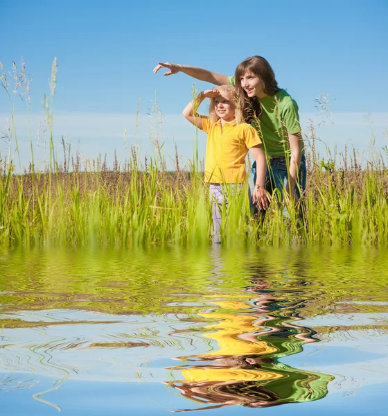 Glückliche Mutter Und Tochter Auf Dem Feld Spiegelt Sich Wasser — Stockfoto