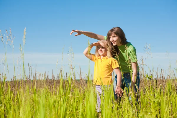 Lycklig mor och dotter på fältet — Stockfoto