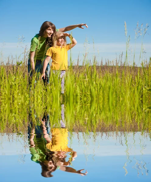 Happy Mother Daughter Field — Stock Photo, Image