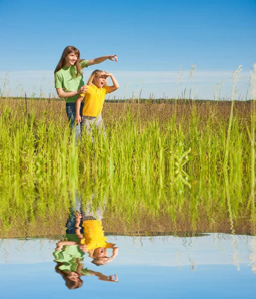 Счастливые мать и дочь на поле — стоковое фото