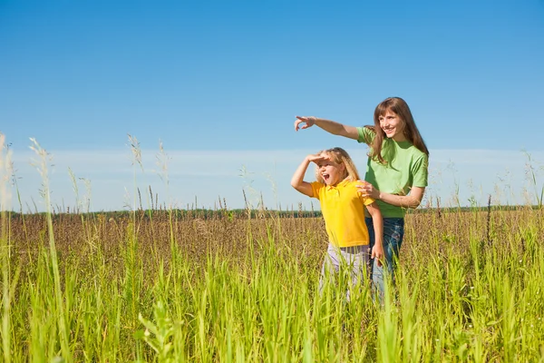Happy Mother Daughter Field — Stock Photo, Image