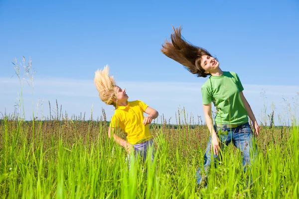 Glückliche Mutter und Tochter machen Übungen auf dem Feld. — Stockfoto