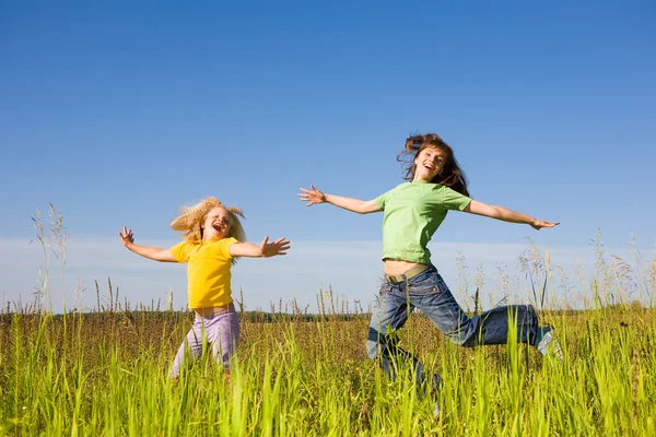 Glückliche Frau und Mädchen machen Übungen auf dem Feld — Stockfoto