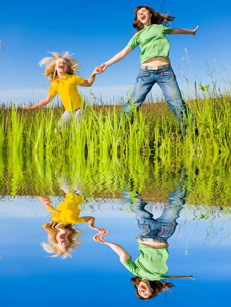 Glückliche Frau Und Mädchen Machen Übungen Auf Dem Feld — Stockfoto