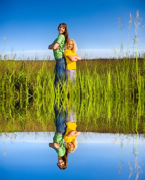 Glückliche Mutter und Tochter auf dem Feld — Stockfoto