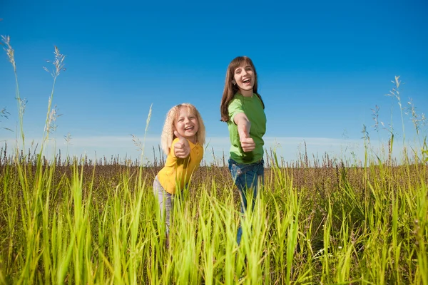 Glückliche Mutter und Tochter auf dem Feld — Stockfoto