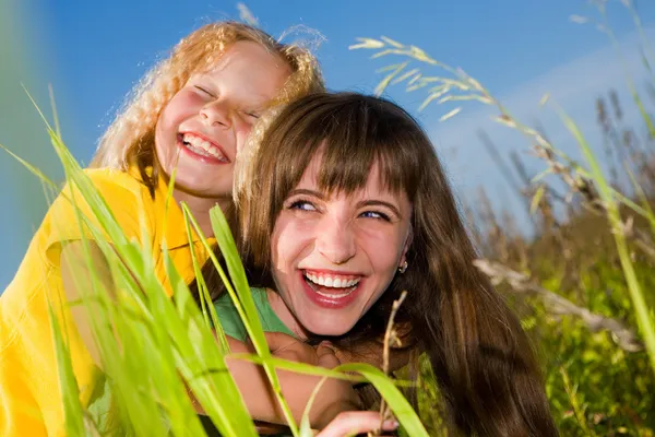 Mutlu anne ve kızı bahçesinde — Stok fotoğraf