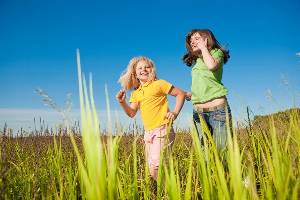 Gelukkig moeder en dochter op veld — Stockfoto