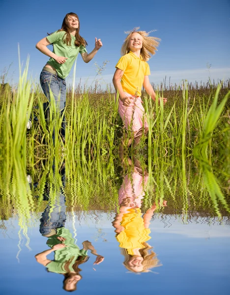 快乐的女人和女孩做演习场 — 图库照片