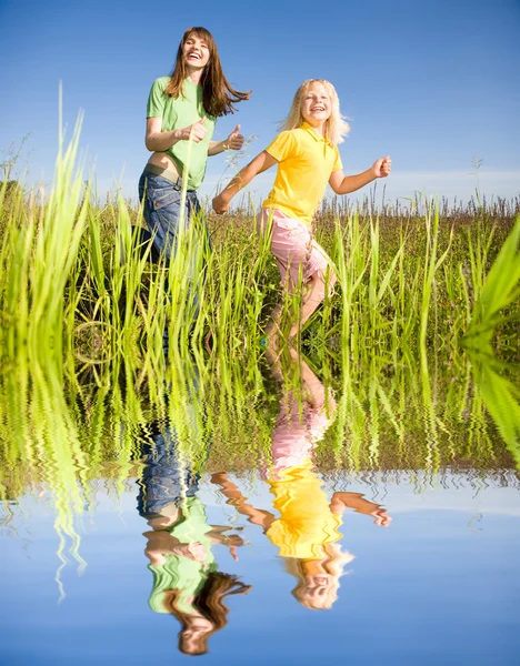 幸せな女と女の子のフィールドでの演習を行う — ストック写真