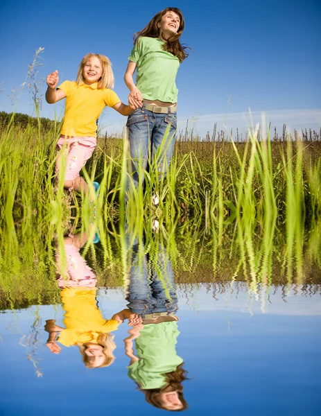 Glückliche Frau Und Mädchen Machen Übungen Auf Dem Feld — Stockfoto