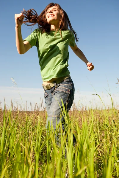 Glückliche Junge Frauen Laufen Feld — Stockfoto
