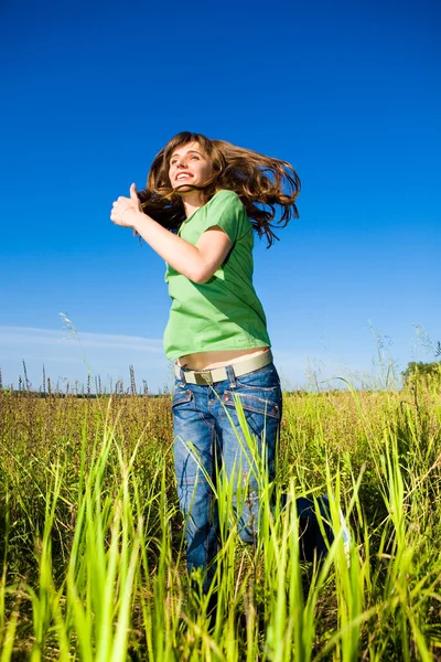 Glad Ung Kvinna Njuter Sommaren Hoppning — Stockfoto