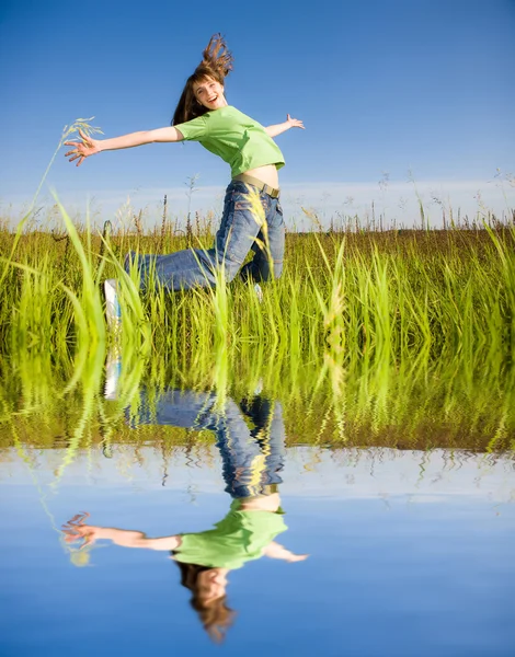 Glücklich springende junge Frau — Stockfoto