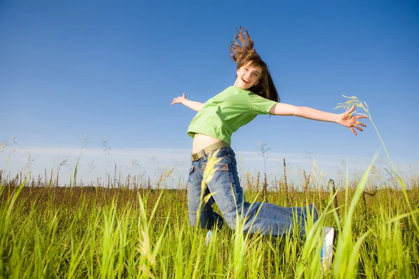 幸せな若い女性をジャンプ — ストック写真