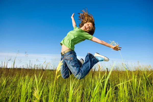 Gelukkig Jonge Vrouw Springen Een Veld — Stockfoto