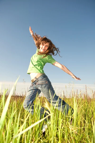 Glückliche junge Frauen laufen im Feld — Stockfoto